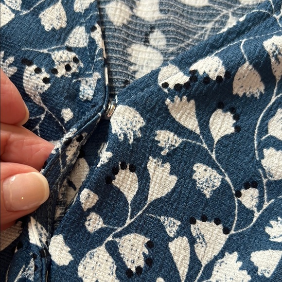 MELLODAY Blue and White Puff Sleeve Ruched Blouse - Picture 4 of 4